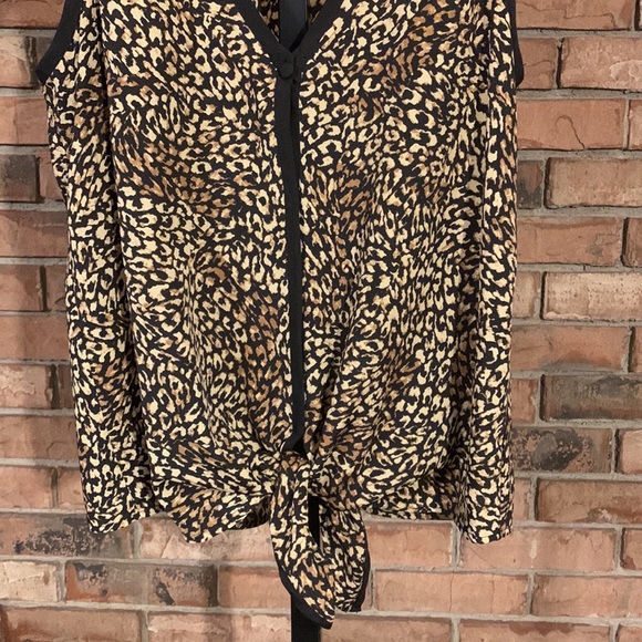 Sleeveless leopard print blouse with black trim size small - Picture 4 of 14
